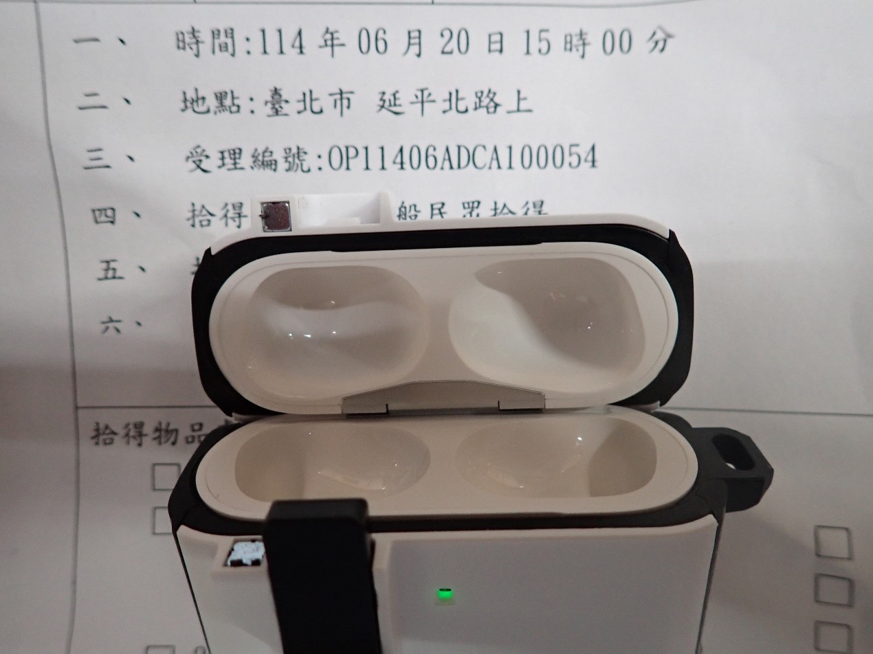 民眾於台北市延平北路上拾獲藍芽耳機盒